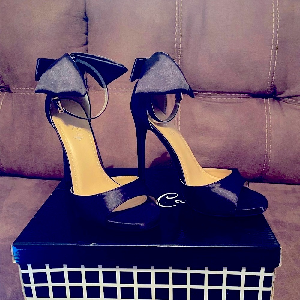 These are Jessica Carlyle Black satin heels